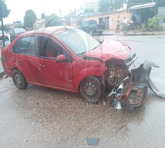 ACIDENTE: Colisão entre carros deixa duas vítimas