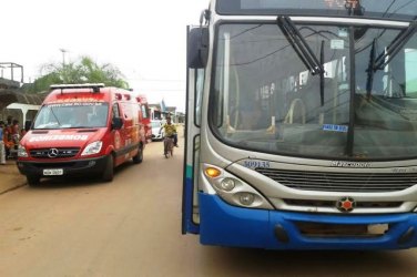 Ciclista na contramão escapa da morte ao ser atropelado por ônibus