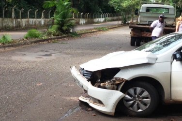 IMPRUDÊNCIA - Motorista perde controle de automóvel e bate em muro; veículo era alugado