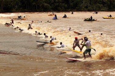 AMAZÔNIA - Surfistas estabelecem recorde na pororoca paraense - FOTOS