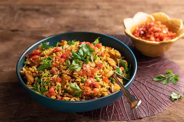 GASTRONOMIA: Aprenda a fazer galinhada a jato com salada de tomate