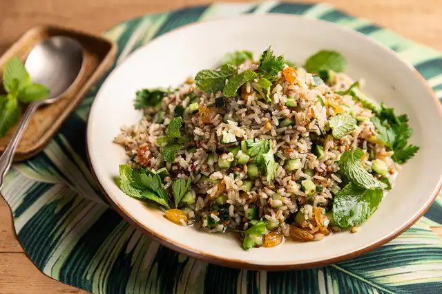 NATALESCA: Salada de arroz com pepino e uva-passa