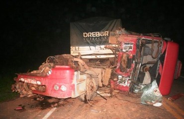 VILHENA - Bi-trem colide com caminhão e motorista escapa ileso 