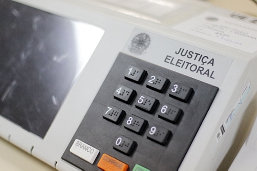 MAL ENTENDIDO: Eleitor flagrado com telefone durante votação não foi preso