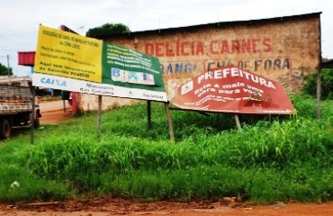 LASCOU! - Coletivos deixaram de circular em principal via de bairro há mais de um ano por causa de buraco gigante - Fotos