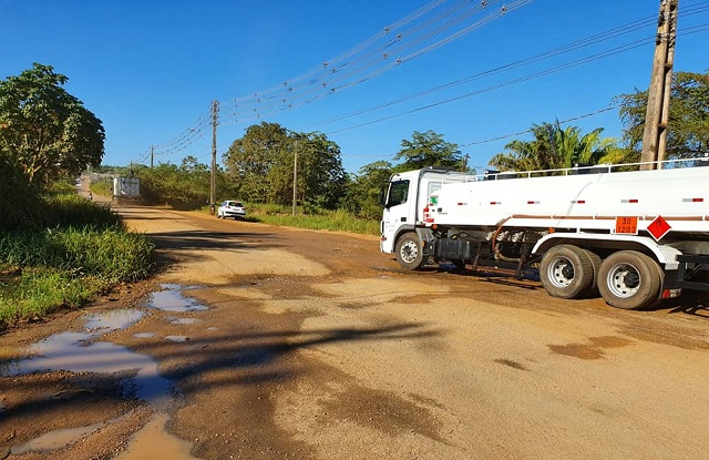 ABANDONO: Ruas do bairro Nacional estão tomadas por buracos e matagal