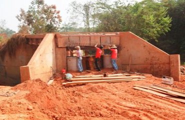 Ponte é recuperada na zona rural de Cacoal