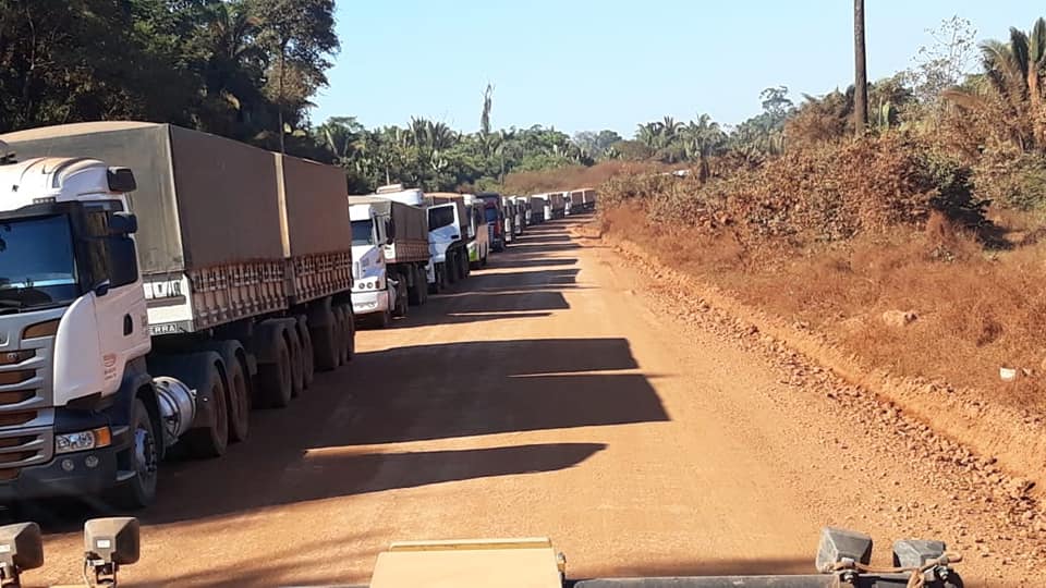 BLOQUEIO: Estrada da Penal é fechada pelos moradores que pedem melhorias