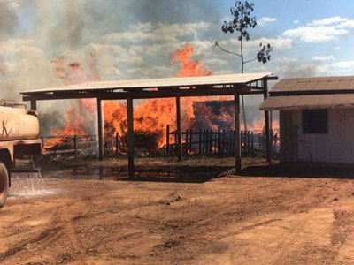 Incêndio consome toda madeira armazenada em depósito - VÍDEO
