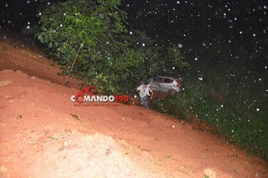 Carro cai na cabeceira da ponte do Rio Machado do Anel Viário e ocupantes saem ilesos