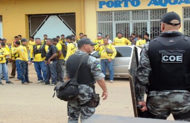 Homem tem motocicleta danificada por grupo de mototaxistas - Fotos e Vídeo