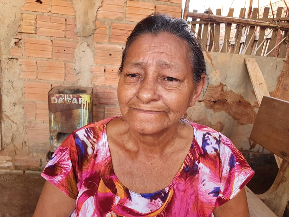 SOZINHA: Sem luz e comida idosa acreana que mora em Porto Velho pede ajuda