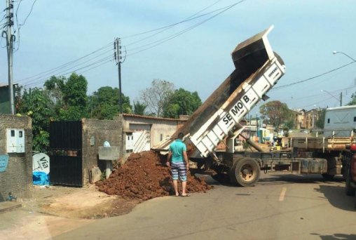 CENA DA CIDADE – Caçamba da Semob é flagrada entregando cascalho em residência