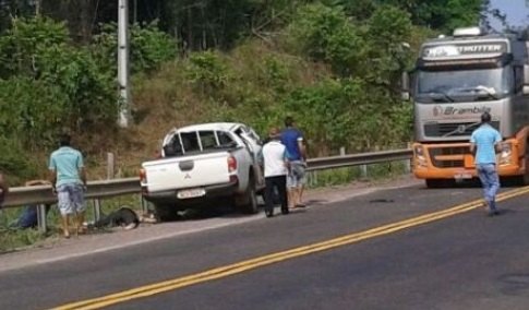 Picape da Seduc capota na BR 435 e deixa servidora morta