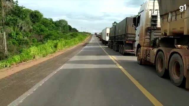BLOQUEIO: Tombamento de veículo interrompe trânsito na BR-364 