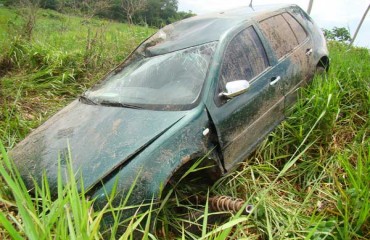 COLORADO DO OESTE – Veiculo perde o controle e cai em ribanceira 