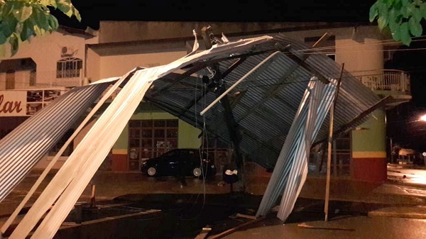 TEMPORAL: Vento desprende cobertura metálica e arremessa para cima de rede elétrica