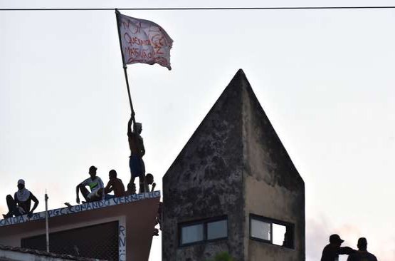 Motim em presídio de SC deixa dez detentos feridos