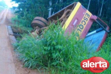 Ônibus escolar cheio de alunos cai de ponte na Zona Rural de Buritis