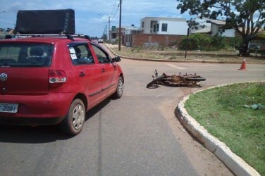 Acidente entre carro e moto deixa homem ferido