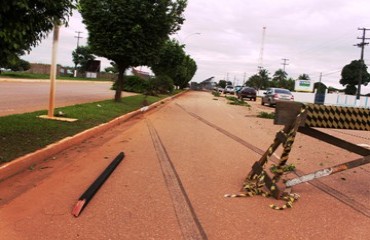 MAIS UM - Obra com sinalização deficiente provoca acidente na avenida Costa e Silva