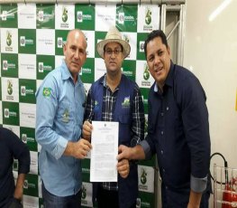 Ezequiel Junior entrega emenda de R$180 mil para Theobroma durante RRS