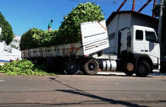 IMPRUDÊNCIA - Carreta com carga acima do permitido tomba no centro - VÍDEO