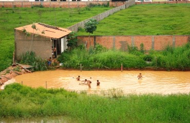 CENA DA CIDADE - Terreno abandonado vira “banho” de crianças e preocupa moradores 