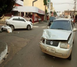 NO CENTRO: Grave colisão entre carros deixa pedestre inconsciente