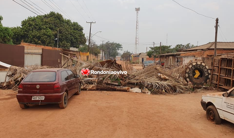 BLOQUEADA: Moradores fecham rua após asfalto pela metade no bairro Eldorado