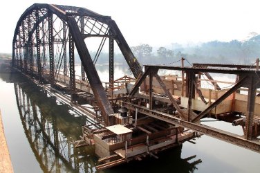 Obra de alteamento da ponte ferroviária histórica da EFMM já está na metade