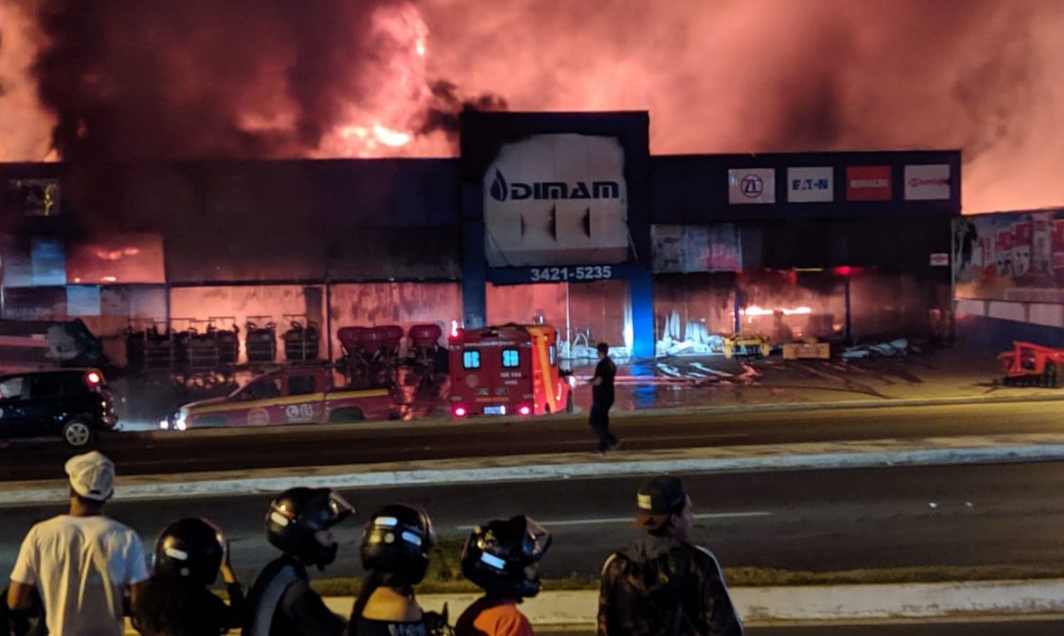 CHAMAS: Incêndio de grandes proporções destrói prédio de empresa em Rondônia