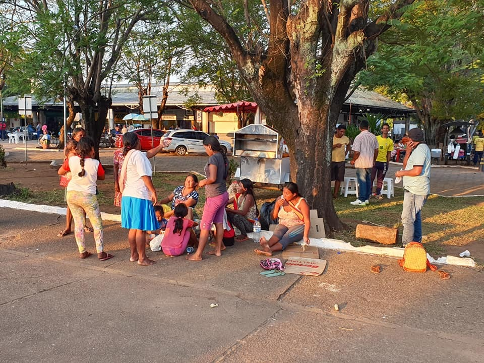 REFUGIADOS: Venezuelanos montam ponto de emprego em frente rodoviária da capital