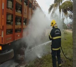 Pneu de caminhão carregado de gás pega fogo e quase causa tragédia na BR 364