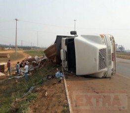 Motorista perde controle da direção e tomba carreta na BR-364