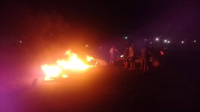 SEM LUZ: Moradores bloqueiam rua com pneus queimados em protesto contra Energisa