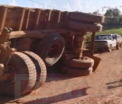 Carreta capota após reboque soltar da carroceria