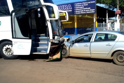 Colisão entre ônibus de viagem e carro deixa mulher ferida
