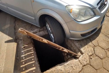 Carro cai em bueiro destampado no centro de Ouro Preto e revolta condutora