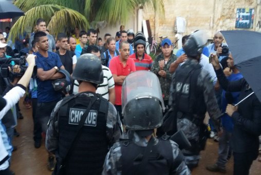 COE determina saída de manifestantes e tenta evitar confronto-VÍDEO
