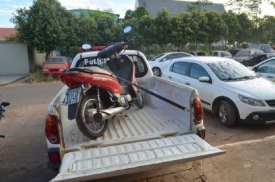 Pescador encontra motocicleta furtada abandonada em meio a matagal