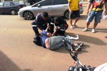 FALTA DE ATENÇÃO - Choque entre moto e carro deixa motociclista ferido