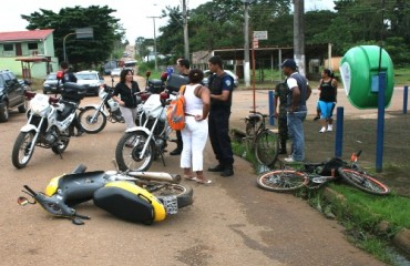 Acidente entre moto e bicicleta deixa duas pessoas feridas - foto