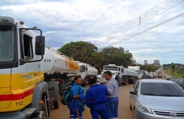 PROTESTO - Comunidade do bairro Nacional bloqueia acesso, exige melhorias e liberdade de PM preso - FOTOS E VÍDEO