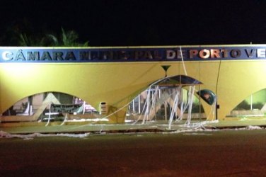 PROTESTO - Grupo faz manifesto na fachada da Câmara Municipal