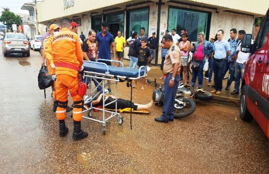 Motorista avança preferencial e atropela casal em motocicleta