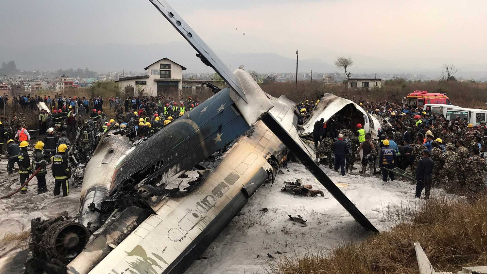 Queda de avião mata ao menos 50 pessoas