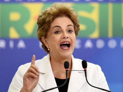 Dilma publica 14 decretos em dia que pode selar seu afastamento