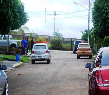 Tentativa de assalto em residência termina com duas pessoas baleadas
