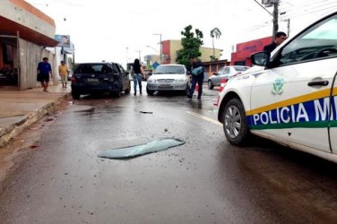 Motorista avança semáforo e provoca acidente na região central
